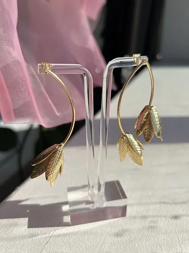Серьги асимметричные лилии золотистые