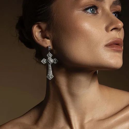 Серьги «крест» с цирконами серебристые